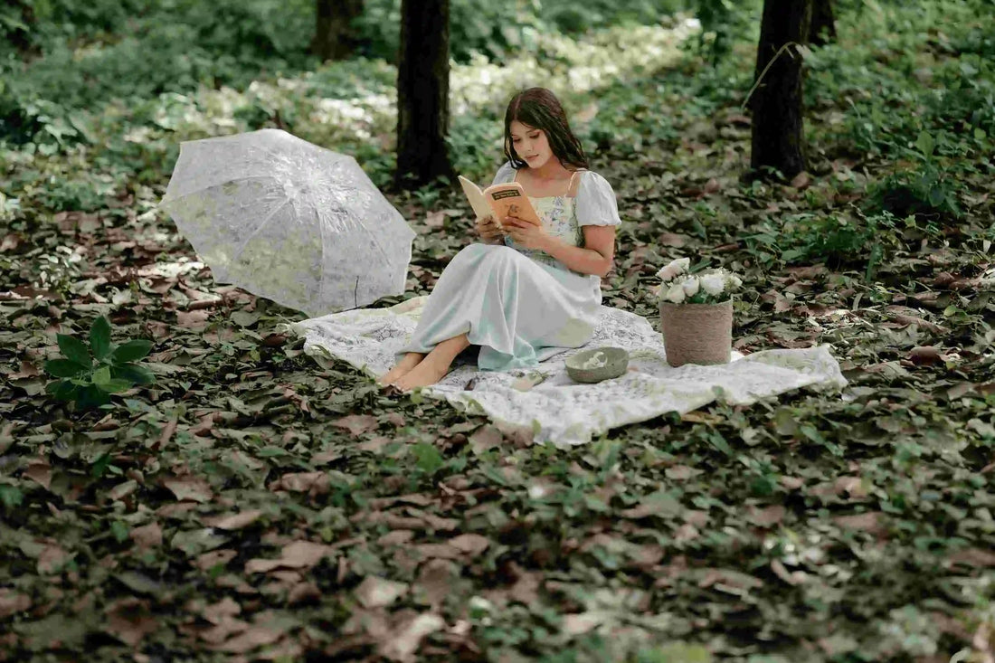 Persona meditando en un retiro de una semana rodeada de naturaleza.