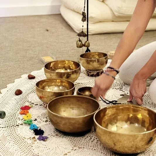 Persona participando en una sesión en línea de sanación con sonido con cuencos tibetanos desde casa, relajación y equilibrio energético.